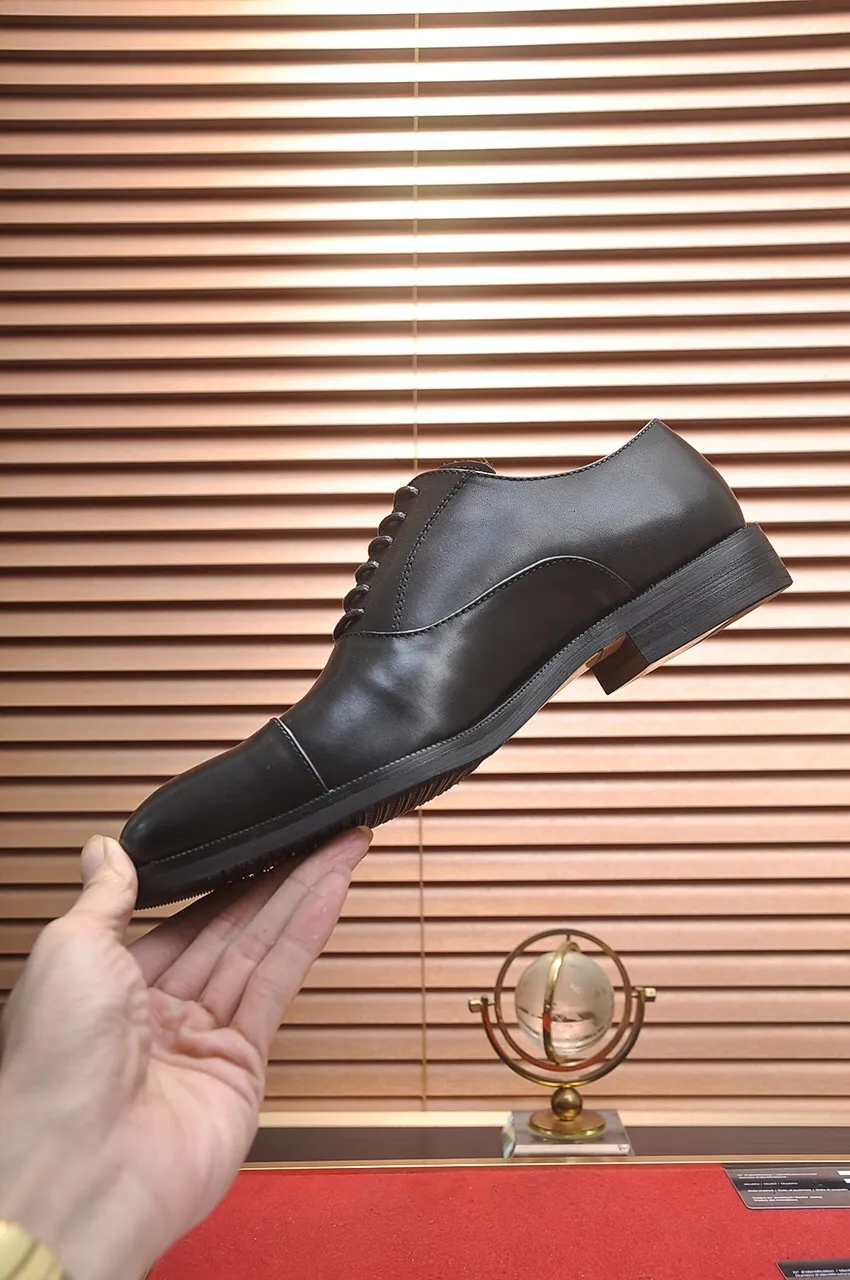 Men's shoes💰440💶Italy's top luxury men's shoe giant [GUCCI] (cowhide lining) has a new arrival🍃Original European style🔰 Pleasant to the eye😍In order to make the shoes more durable and non-deformable🌀The production continues to follow traditional methods but there is still no lack of innovation💪The original cowhide is chosen for the leather♻️ Smooth, natural and extra bright⭐Made of imported cowhide The rich man’s first choice 38-45 (45 customized)
